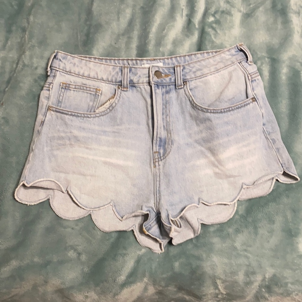 Highwaisted light wash scalloped shorts